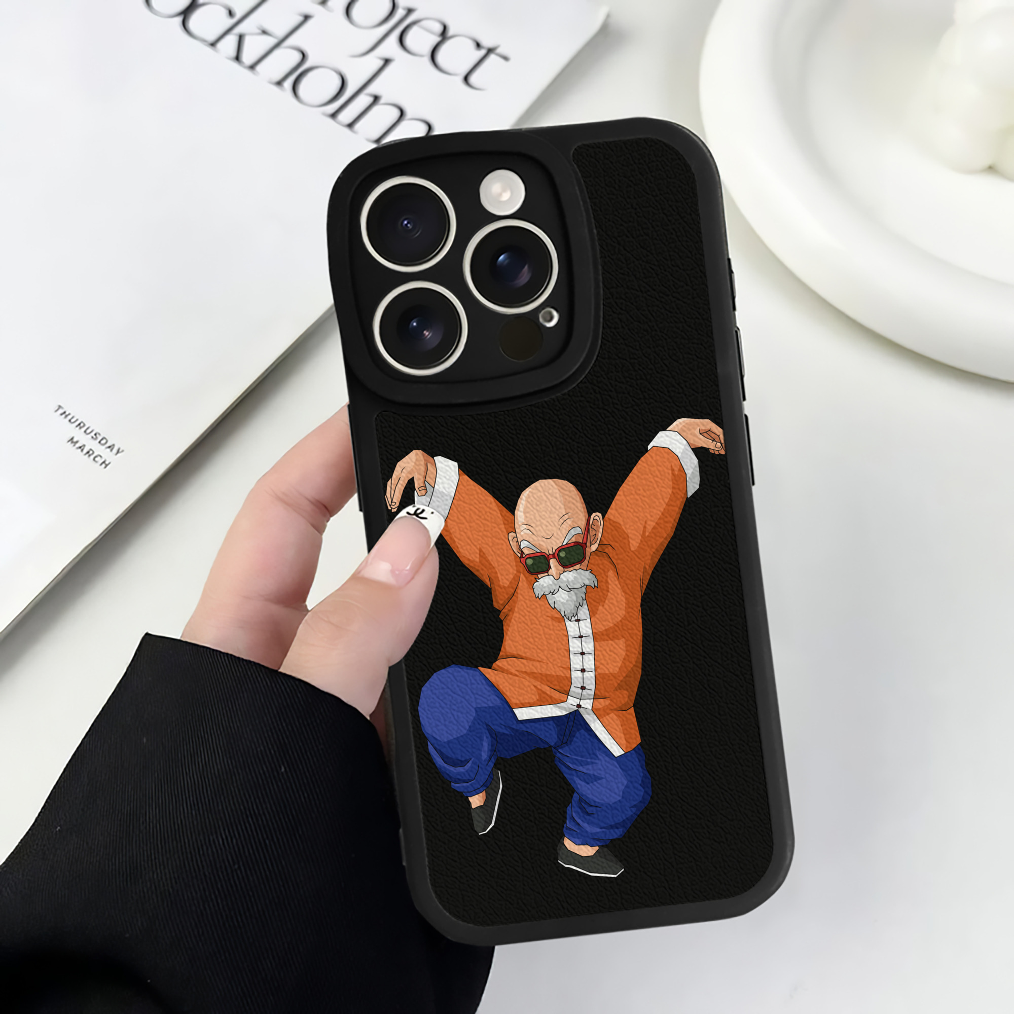 （画像用） ドラゴンボール 亀仙人（かめせんにん） DRAGON BALL Master Roshi Kame Sennin 【iPhone 16シリーズ対応】シリコンスマホケース（レザー調） 材質：シリコン